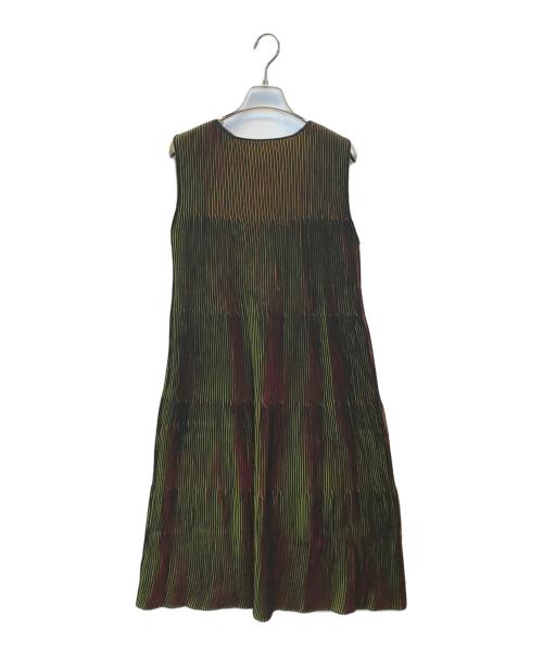 ISSEY MIYAKE me（イッセイ ミヤケ ミー）ISSEY MIYAKE me (イッセイ ミヤケ ミー) 3D ストライプ プリーツ ノースリーブ ニット ロング ワンピース レッド×グリーン サイズ:-の古着・服飾アイテム