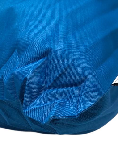 ISSEY MIYAKE me（イッセイ ミヤケ ミー）ISSEY MIYAKE me (イッセイ ミヤケ ミー) TRUNK PLEATS BAG 12 ブルーの古着・服飾アイテム