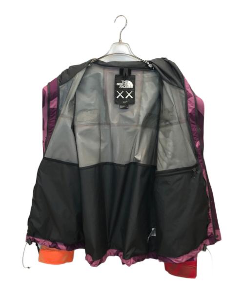THE NORTH FACE（ザ ノース フェイス）THE NORTH FACE (ザ ノース フェイス) KAWS (カウズ) Retro 1986 Mountain Jacket ピンク サイズ:XLの古着・服飾アイテム