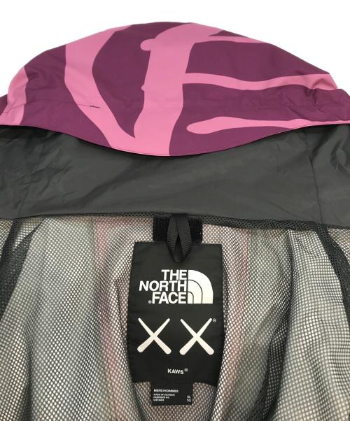 THE NORTH FACE（ザ ノース フェイス）THE NORTH FACE (ザ ノース フェイス) KAWS (カウズ) Retro 1986 Mountain Jacket ピンク サイズ:XLの古着・服飾アイテム