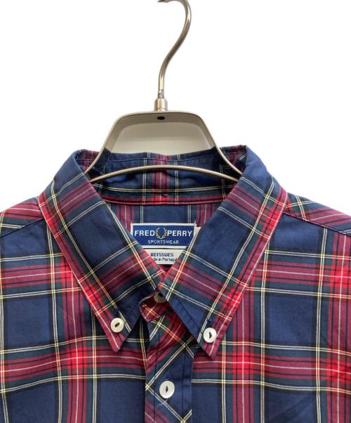 FRED PERRY（フレッドペリー）FRED PERRY (フレッドペリー) ボタンダウンシャツ ネイビー×レッド サイズ:38の古着・服飾アイテム