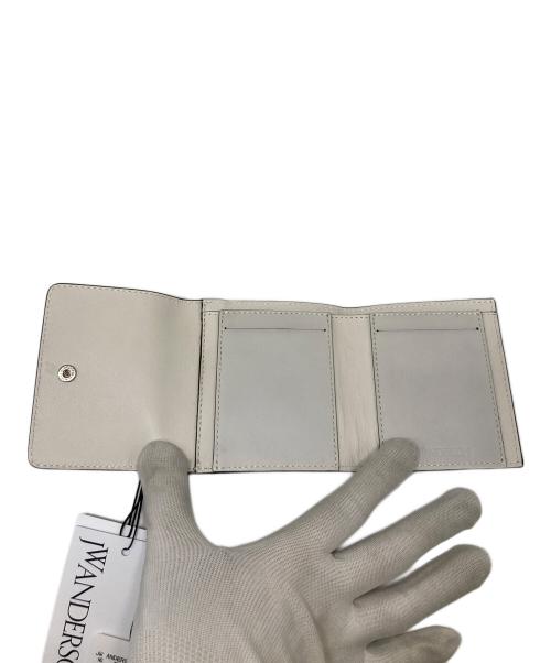 J.W.ANDERSON（ジェイダブリューアンダーソン）J.W.ANDERSON (ジェイダブリューアンダーソン) TRIFOLD WALLET WITH STRAP オフホワイトの古着・服飾アイテム