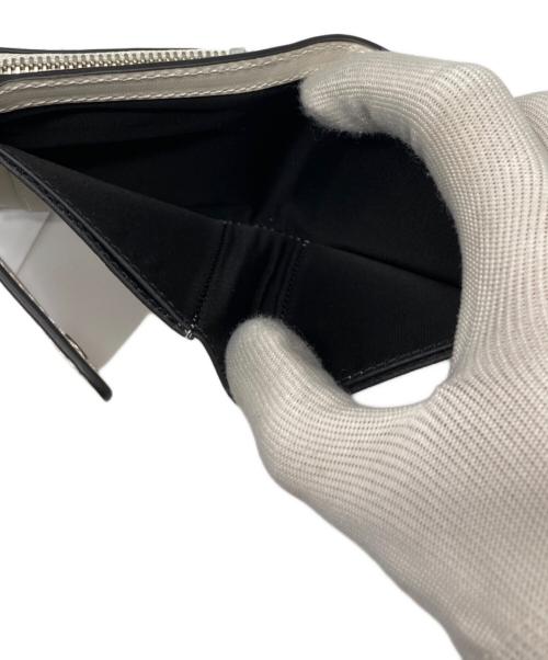 J.W.ANDERSON（ジェイダブリューアンダーソン）J.W.ANDERSON (ジェイダブリューアンダーソン) TRIFOLD WALLET WITH STRAP オフホワイトの古着・服飾アイテム