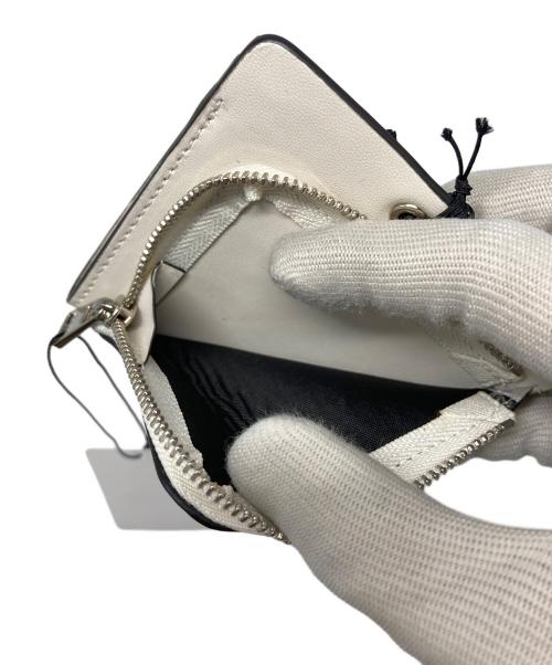 J.W.ANDERSON（ジェイダブリューアンダーソン）J.W.ANDERSON (ジェイダブリューアンダーソン) TRIFOLD WALLET WITH STRAP オフホワイトの古着・服飾アイテム