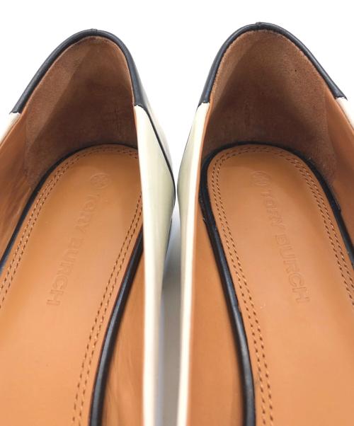 TORY BURCH（トリーバーチ）TORY BURCH (トリーバーチ) Tロゴプレートパンプス ベージュ×ブラック サイズ:７Mの古着・服飾アイテム