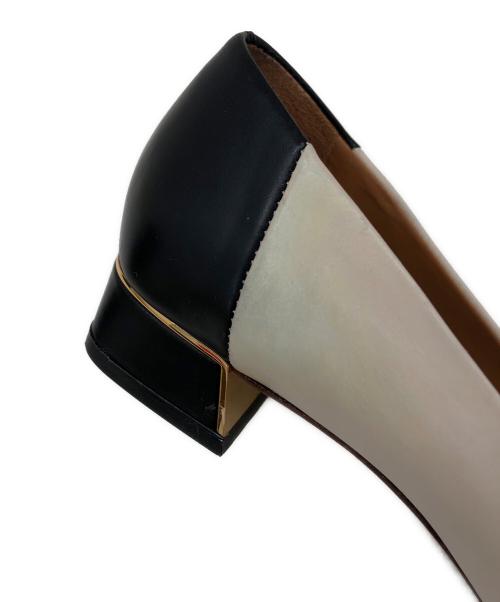 TORY BURCH（トリーバーチ）TORY BURCH (トリーバーチ) Tロゴプレートパンプス ベージュ×ブラック サイズ:７Mの古着・服飾アイテム