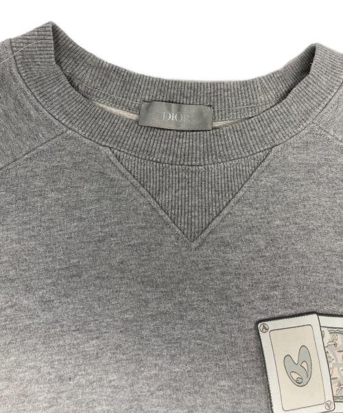 Dior（ディオール）Dior (ディオール) KENNY SCHARF (ケニー・シャーフ) バックロゴ刺繍クルーネックスウェットシャツ グレー サイズ:Sの古着・服飾アイテム