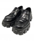 PRADAプラダ）の古着「モノリス ブラッシュドレザー ローファー」｜ブラック