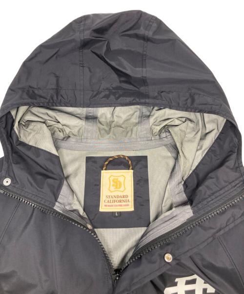 STANDARD CALIFORNIA（スタンダードカリフォルニア）STANDARD CALIFORNIA (スタンダードカリフォルニア) SDロゴ ナイロンマウンテンパーカー ブラック サイズ:Lの古着・服飾アイテム
