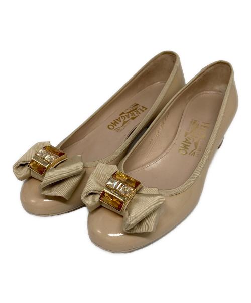 Salvatore Ferragamo（サルヴァトーレ フェラガモ）Salvatore Ferragamo (サルヴァトーレ フェラガモ) GENNY 40 リボンパンプス ベージュ サイズ:6 1/2の古着・服飾アイテム