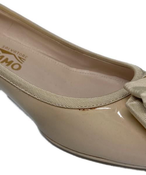 Salvatore Ferragamo（サルヴァトーレ フェラガモ）Salvatore Ferragamo (サルヴァトーレ フェラガモ) GENNY 40 リボンパンプス ベージュ サイズ:6 1/2の古着・服飾アイテム