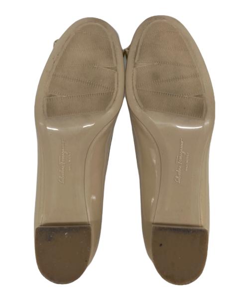 Salvatore Ferragamo（サルヴァトーレ フェラガモ）Salvatore Ferragamo (サルヴァトーレ フェラガモ) GENNY 40 リボンパンプス ベージュ サイズ:6 1/2の古着・服飾アイテム