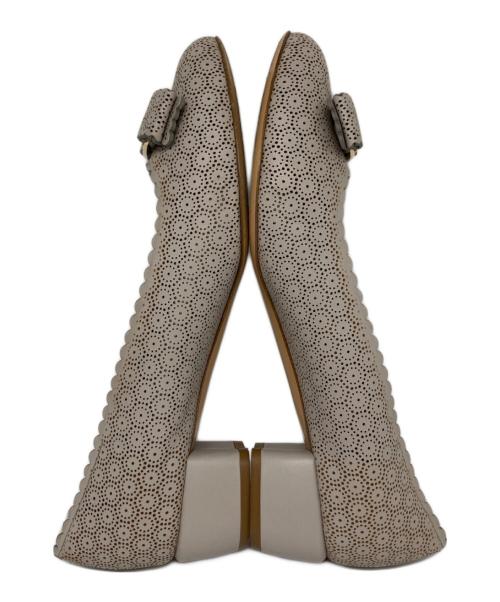 Salvatore Ferragamo（サルヴァトーレ フェラガモ）Salvatore Ferragamo (サルヴァトーレ フェラガモ) VARA LACE パンプス グレー サイズ:24.5cmの古着・服飾アイテム