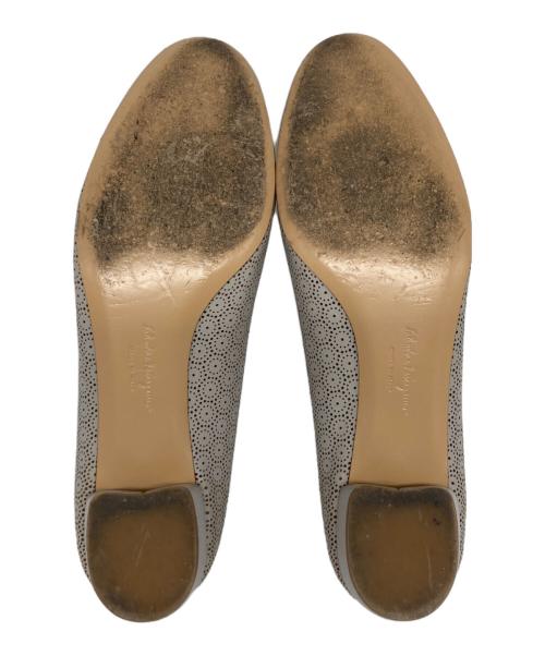 Salvatore Ferragamo（サルヴァトーレ フェラガモ）Salvatore Ferragamo (サルヴァトーレ フェラガモ) VARA LACE パンプス グレー サイズ:24.5cmの古着・服飾アイテム
