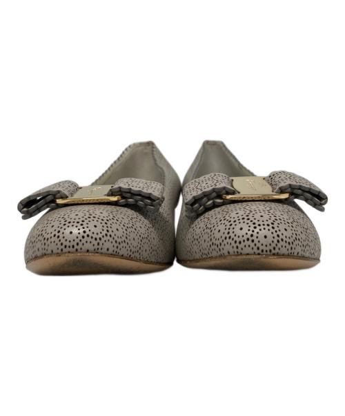 Salvatore Ferragamo（サルヴァトーレ フェラガモ）Salvatore Ferragamo (サルヴァトーレ フェラガモ) VARA LACE パンプス グレー サイズ:24.5cmの古着・服飾アイテム