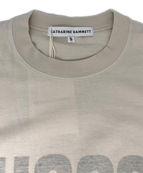 KATHARINE HAMNETT（キャサリンハムネット）KATHARINE HAMNETT (キャサリンハムネット) eclat (エクラ) スローガンTシャツ グレー サイズ:S 未使用品の古着・服飾アイテム
