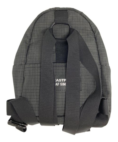 EASTPAK（イーストパック）EASTPAK (イーストパック) RAF SIMONS (ラフシモンズ) ミニバックパック ブラック 未使用品の古着・服飾アイテム
