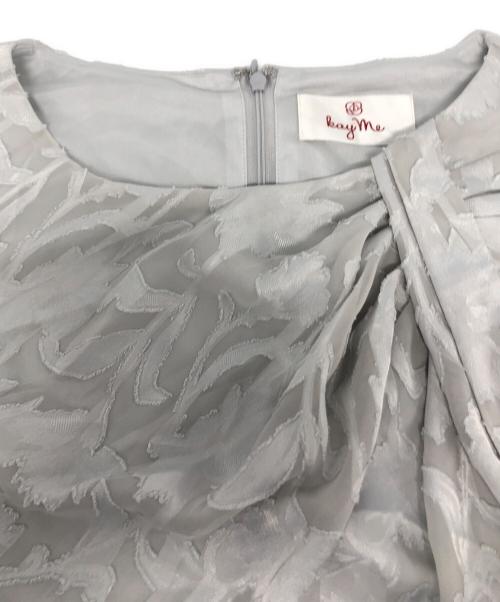 kay me（ケイミー）kay me (ケイミー) グレーシフォン×ブラック デコルテタックワンピース グレー サイズ:9の古着・服飾アイテム