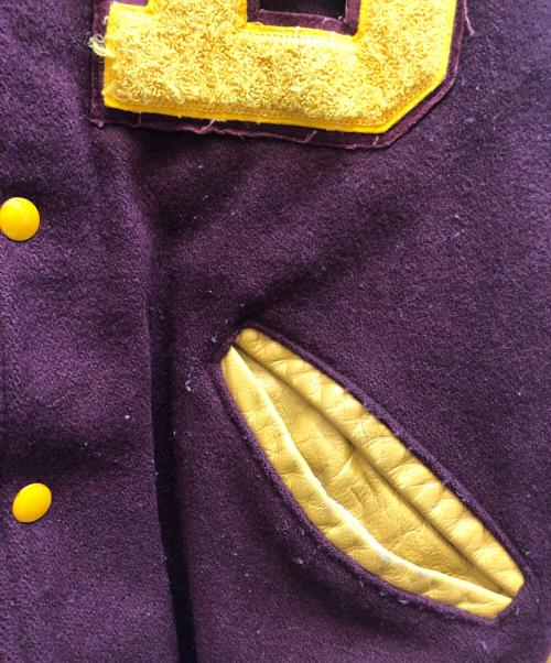 DeLong（-）DeLONG (-) スタジャン レッド×イエロー サイズ:Mの古着・服飾アイテム