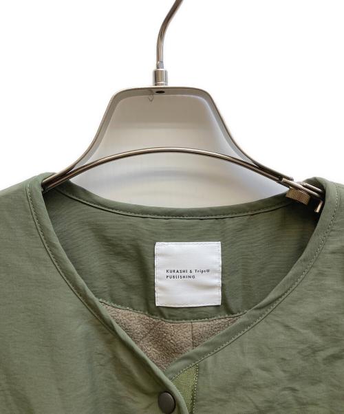 kurashi&trips publishing（クラシアンドトリップス パブリッシング）kurashi&trips publishing (クラシアンドトリップス パブリッシング) 裏フリースノーカラージャケット オリーブ サイズ:-の古着・服飾アイテム
