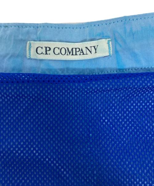 C.P COMPANY（シーピーカンパニー）C.P COMPANY (シーピーカンパニー) レンズワッペンクロムナイロンポケットハーフパンツ / 08CMBW221A ブルー サイズ:48の古着・服飾アイテム
