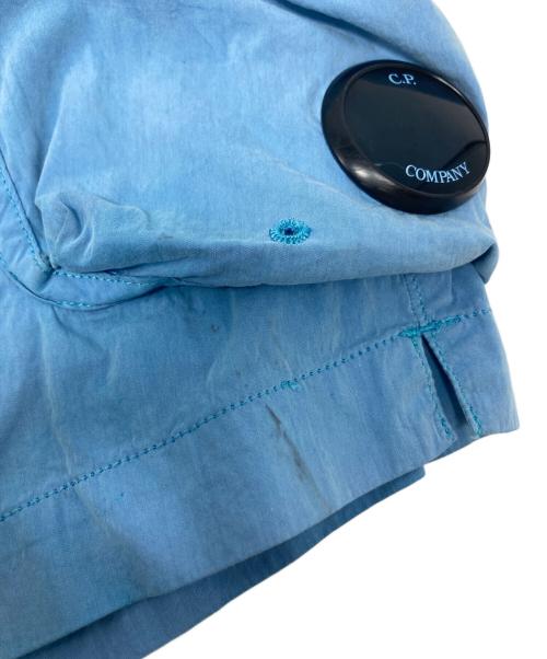 C.P COMPANY（シーピーカンパニー）C.P COMPANY (シーピーカンパニー) レンズワッペンクロムナイロンポケットハーフパンツ / 08CMBW221A ブルー サイズ:48の古着・服飾アイテム