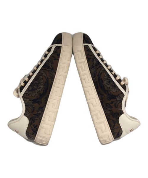 VERSACE（ヴェルサーチェ）VERSACE (ヴェルサーチェ) バロッコグレカスニーカー ホワイト×ブラウン サイズ:44の古着・服飾アイテム