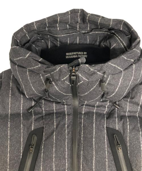 UNITED ARROWS & SONS（ユナイテッドアローズ アンド サンズ）UNITED ARROWS & SONS DESCENTE ALLTERRAIN (デザイント オルテライン) 水沢ダウン (ミズサワダウン) マウンテニアストライプフーディダウンジャケット グレー サイズ:Sの古着・服飾アイテム