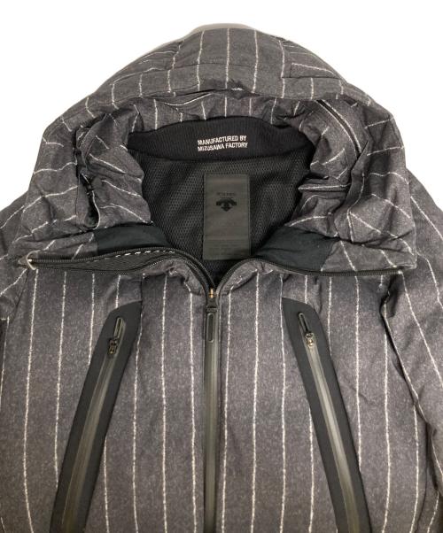 UNITED ARROWS & SONS（ユナイテッドアローズ アンド サンズ）UNITED ARROWS & SONS DESCENTE ALLTERRAIN (デザイント オルテライン) 水沢ダウン (ミズサワダウン) マウンテニアストライプフーディダウンジャケット グレー サイズ:Sの古着・服飾アイテム