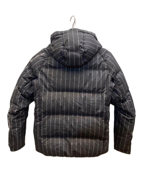 UNITED ARROWS & SONS（ユナイテッドアローズ アンド サンズ）UNITED ARROWS & SONS DESCENTE ALLTERRAIN (デザイント オルテライン) 水沢ダウン (ミズサワダウン) マウンテニアストライプフーディダウンジャケット グレー サイズ:Sの古着・服飾アイテム