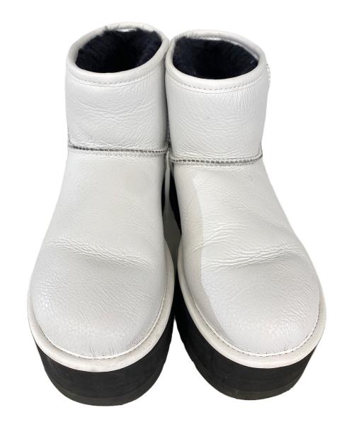 UGG（アグ）UGG (アグ) クラシック ミニ プラットフォーム ブラック×ホワイト サイズ:JAPAN 25の古着・服飾アイテム