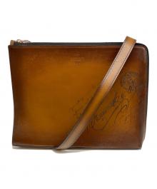 Berluti（ベルルッティ）の古着「カリグラフィショルダーバッグ」｜ブラウン