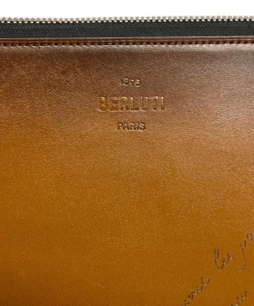 Berluti（ベルルッティ）Berluti (ベルルッティ) カリグラフィショルダーバッグ ブラウンの古着・服飾アイテム