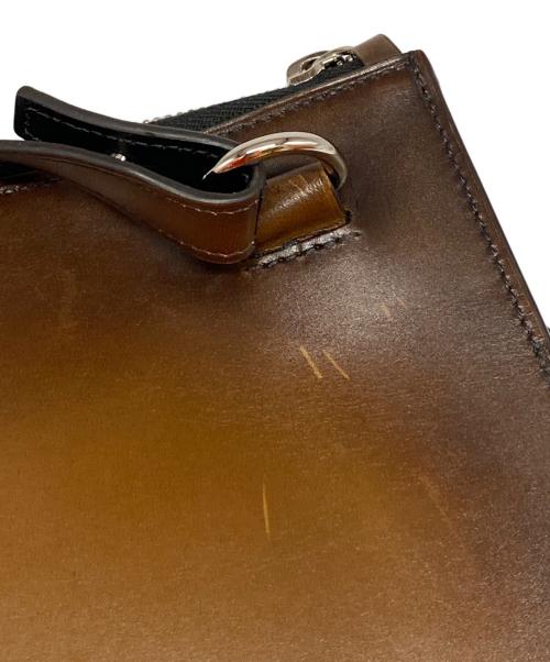 Berluti（ベルルッティ）Berluti (ベルルッティ) カリグラフィショルダーバッグ ブラウンの古着・服飾アイテム