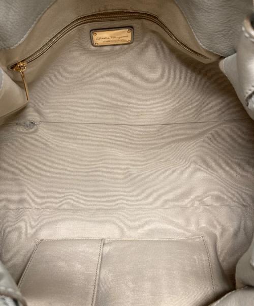 Salvatore Ferragamo（サルヴァトーレ フェラガモ）Salvatore Ferragamo (サルヴァトーレ フェラガモ) ヴァラリボンハンドバッグ グレーの古着・服飾アイテム
