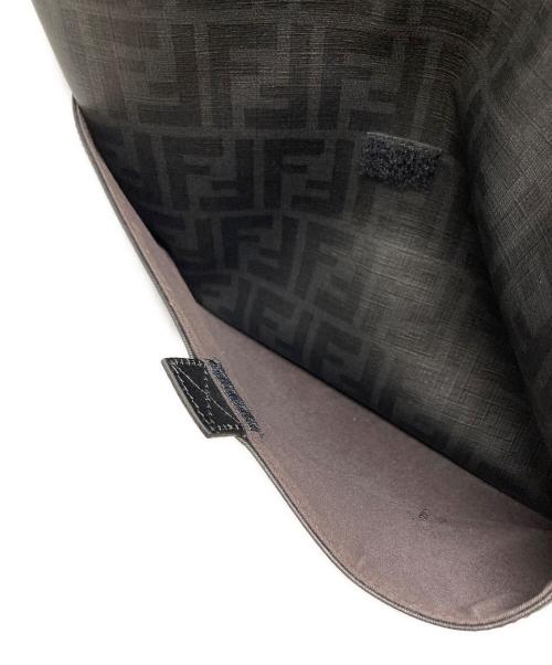 FENDI（フェンディ）FENDI (フェンディ) ズッカ柄ショルダーバッグ ブラックの古着・服飾アイテム