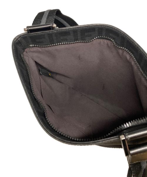 FENDI（フェンディ）FENDI (フェンディ) ズッカ柄ショルダーバッグ ブラックの古着・服飾アイテム