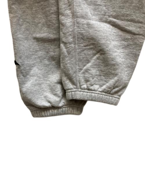 SUPREME（シュプリーム）SUPREME (シュプリーム) Raised Embroidery Sweatpant グレー サイズ:Smallの古着・服飾アイテム