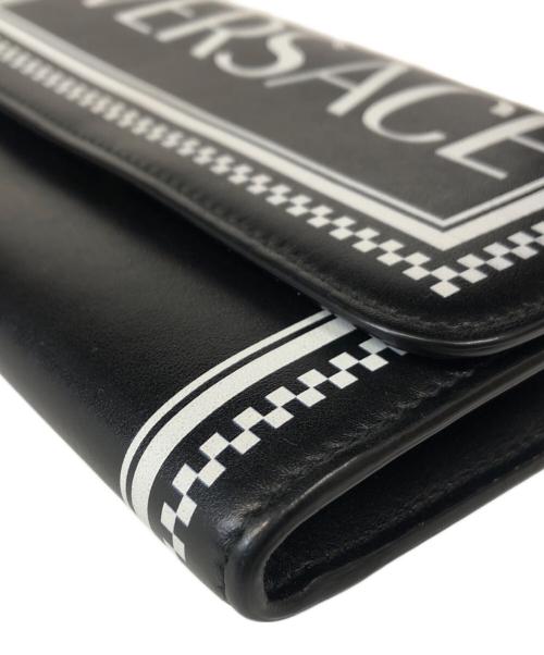 VERSACE（ヴェルサーチェ）VERSACE (ヴェルサーチェ) ロゴプリント長財布 ブラックの古着・服飾アイテム