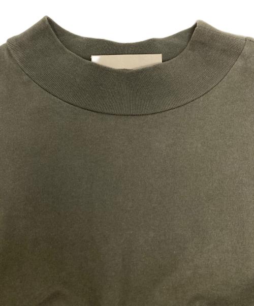 FOG ESSENTIALS（フィアオブゴッド エッセンシャル）FOG ESSENTIALS (フィアオブゴッド エッセンシャル) モックネックカットソー オリーブ サイズ:Mの古着・服飾アイテム