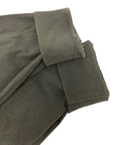 FOG ESSENTIALS（フィアオブゴッド エッセンシャル）FOG ESSENTIALS (フィアオブゴッド エッセンシャル) モックネックカットソー オリーブ サイズ:Mの古着・服飾アイテム