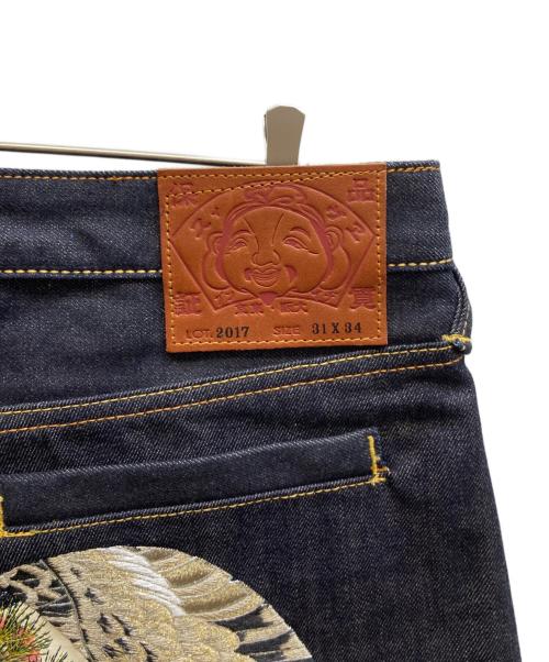 EVISU（エヴィス）EVISU (エヴィス) 鶴の恩返し 大黒刺繡プリントテーパーフィットジーンズ/2EAHTM5JE105517DN インディゴ サイズ:31×34の古着・服飾アイテム