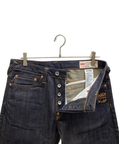 EVISU（エヴィス）EVISU (エヴィス) 鶴の恩返し 大黒刺繡プリントテーパーフィットジーンズ/2EAHTM5JE105517DN インディゴ サイズ:31×34の古着・服飾アイテム