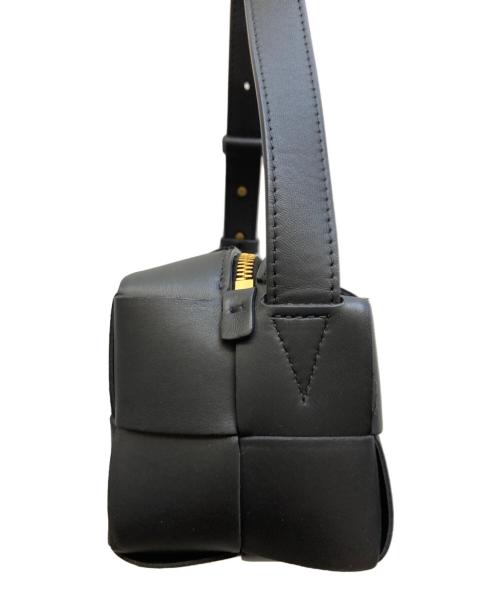 BOTTEGA VENETA（ボッテガベネタ）BOTTEGA VENETA (ボッテガベネタ) ブリックカセットハンドバッグ ブラックの古着・服飾アイテム