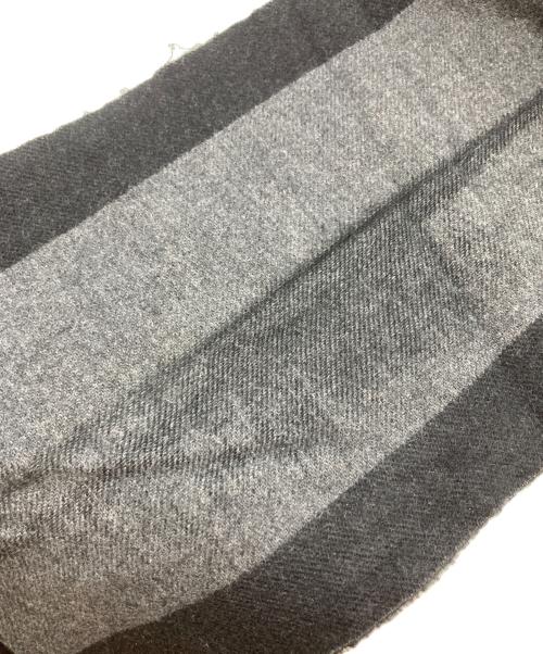 LOUIS VUITTON（ルイ ヴィトン）LOUIS VUITTON (ルイ ヴィトン) エシャルプカーディフ マフラー/401486 グレー×ブラック サイズ:₋の古着・服飾アイテム