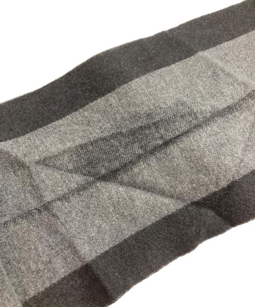 LOUIS VUITTON（ルイ ヴィトン）LOUIS VUITTON (ルイ ヴィトン) エシャルプカーディフ マフラー/401486 グレー×ブラック サイズ:₋の古着・服飾アイテム