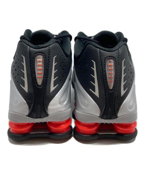 NIKE（ナイキ）NIKE (ナイキ) SHOX R4 METALLIC SILVER/METALLIC SILVER-BLACK/HQ1988-002 ブラック サイズ:US9の古着・服飾アイテム