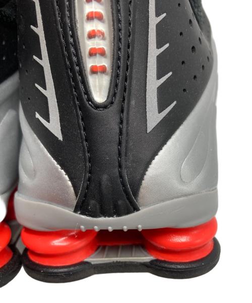 NIKE（ナイキ）NIKE (ナイキ) SHOX R4 METALLIC SILVER/METALLIC SILVER-BLACK/HQ1988-002 ブラック サイズ:US9の古着・服飾アイテム