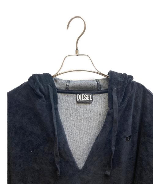 DIESEL（ディーゼル）DIESEL (ディーゼル) ROX-OUT-1 RDBEK / スリットVネックプルオーバーパーカー / A17218 グレー サイズ:XSの古着・服飾アイテム