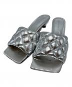 BOTTEGA VENETAボッテガベネタ）の古着「PADDED SANDALS / 729764」｜シルバー